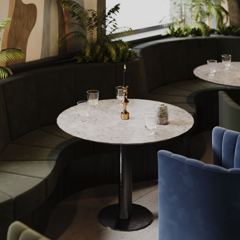 Sitzecke mit gemütlichen Sitzmöglichkeiten und Pflanzen in der Hidden Room Bar & Kitchen